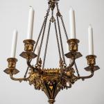 Menší neogotický lustr Menší neogotický lustr