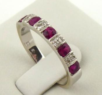 Zlatý prsten s přírodními rubíny a diamanty Zlatý prsten s přírodními rubíny a diamanty