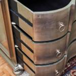 Designová komoda se stříbrným povrchem Designová komoda se stříbrným povrchem