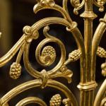 Párové neogotické mosazné svícny z 19. století Párové neogotické mosazné svícny z 19. století