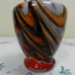 Džbán skleněný s tordovaným uchem Džbán skleněný s tordovaným uchem