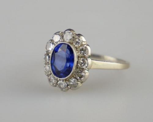 Zlatý prsten se safírem a diamanty Zlatý prsten se safírem a diamanty