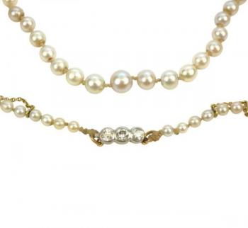 Perlový náhrdelník se zlatým zapínáním a brilianty Perlový náhrdelník se zlatým zapínáním a brilianty