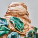 Fajánsová busta ve stylu Alfonse Muchy Fajánsová busta ve stylu Alfonse Muchy