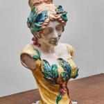 Fajánsová busta ve stylu Alfonse Muchy Fajánsová busta ve stylu Alfonse Muchy