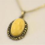 Stříbrný řetízek s přívěškem s markazity a kostí Stříbrný řetízek s přívěškem s markazity a kostí