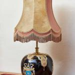 Starožitná stolní lampa s erbem a putti Starožitná stolní lampa s erbem a putti