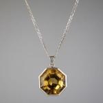 Stříbrný závěs s velkým citrínem Stříbrný závěs s velkým citrínem