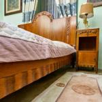 Zrestaurovaná starožitná ložnice Art Deco s velkou Zrestaurovaná starožitná ložnice Art Deco s velkou