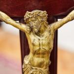 Starožitný stolní krucifix z masivního mahagonu Starožitný stolní krucifix z masivního mahagonu