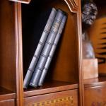 Intarzovaný sekretář s knihovnou a psací deskou Intarzovaný sekretář s knihovnou a psací deskou