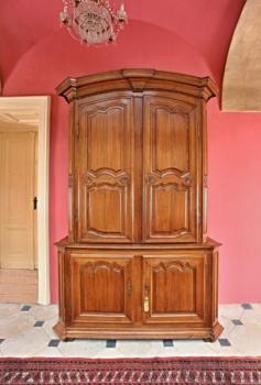 Namurská skříň z 18. století. Masivní dub.Originál Namurská skříň z 18. století. Masivní dub.Originál