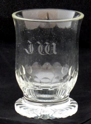 Sklenička na kulaté masivní patce, broušená Sklenička na kulaté masivní patce, broušená