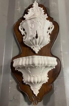 Keramické lavabo na dřevěné podložce  Keramické lavabo na dřevěné podložce