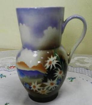 Džbán s krajinou a květinami Džbán s krajinou a květinami