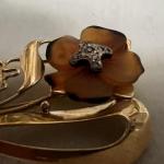 Zlatá brož s chalcedonem Zlatá brož s chalcedonem