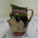 Figurální malovaný keramický džbán, majolika Figurální malovaný keramický džbán, majolika