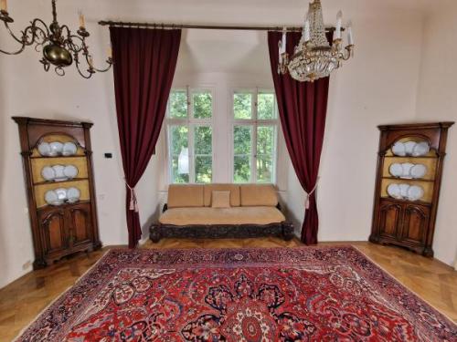 Párové rohové skříně starožitné Párové rohové skříně starožitné