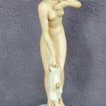 Dívka po koupeli, zn. Royal Dux  Dívka po koupeli, zn. Royal Dux