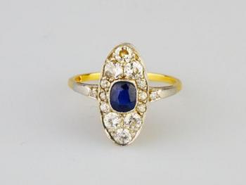 Zlatý prsten s diamanty a modrým safírem Zlatý prsten s diamanty a modrým safírem