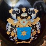 Starožitná stolní lampa s erbem a putti Starožitná stolní lampa s erbem a putti