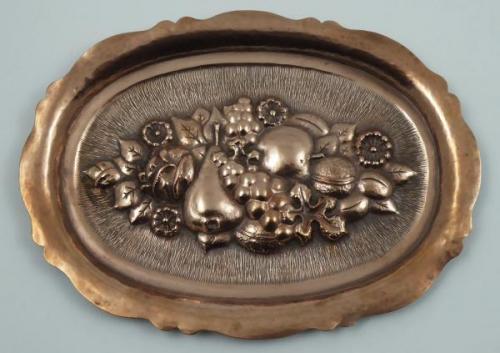 Měděná miska s ovocem a květinami Měděná miska s ovocem a květinami