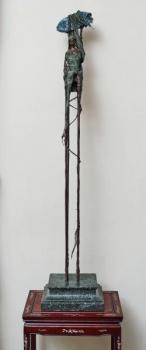 Figurální plastika na vysokém podstavci. Výška 134 Figurální plastika na vysokém podstavci. Výška 134