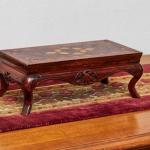 Vyřezávaný podkladní stolek s parketerií Vyřezávaný podkladní stolek s parketerií