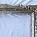 Patinovaný stříbrný rám s řezbou Patinovaný stříbrný rám s řezbou