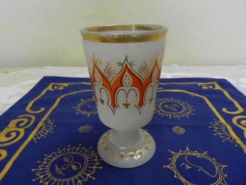 Alabastrová sklenice na nožce Alabastrová sklenice na nožce