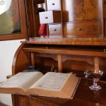 Intarzovaný sekretář s knihovnou a psací deskou Intarzovaný sekretář s knihovnou a psací deskou