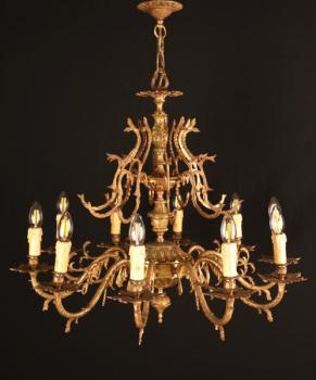 Bohatě zdobený španělský lustr Bohatě zdobený španělský lustr