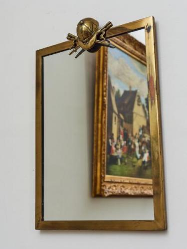 Kovové nástěnné zrcadlo s jezdeckou přilbou Kovové nástěnné zrcadlo s jezdeckou přilbou