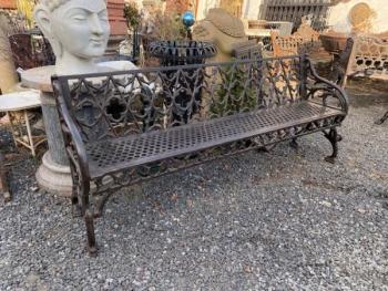 Litinová lavička v novogotickém stylu  Litinová lavička v novogotickém stylu