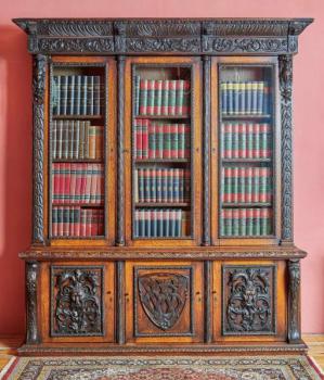 Velká neorenesanční knihovna s erbem Velká neorenesanční knihovna s erbem