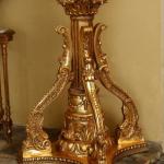 Obří párové zlaté lucerny na vyřezávaných nohách Obří párové zlaté lucerny na vyřezávaných nohách