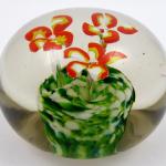 Skleněné těžítko s kvítky s červeným okrajem Skleněné těžítko s kvítky s červeným okrajem