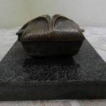 Bronzový objekt na kamenném podstavci Bronzový objekt na kamenném podstavci