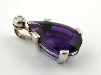 Přívěsek s přírodním ametystem a diamantem Přívěsek s přírodním ametystem a diamantem