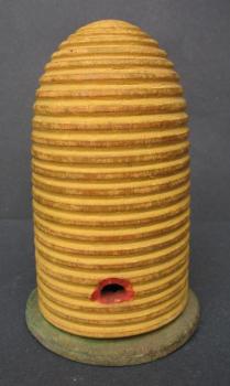 Vyřezávaná kasička/pokladnička - včelý úl  Vyřezávaná kasička/pokladnička - včelý úl