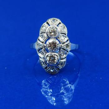 Bílozlatý prsten s brilianty ve stylu art deco Bílozlatý prsten s brilianty ve stylu art deco