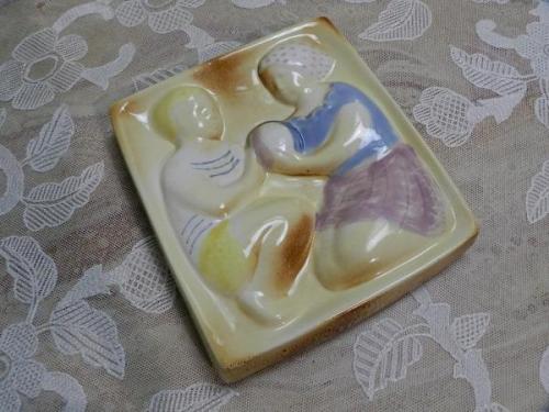 Reliéf, chlapec a dívka - Keramia, Znojmo Reliéf, chlapec a dívka - Keramia, Znojmo