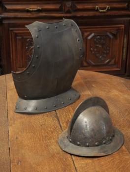 Dekorativní zbroj – hrudní plát a přilba Dekorativní zbroj – hrudní plát a přilba