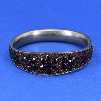 Granátový pevný náramek Granátový pevný náramek