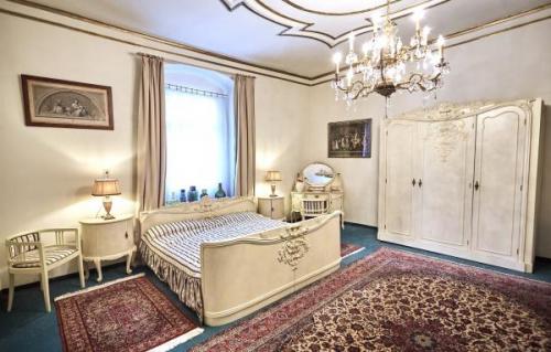 Bílá ložnice Ludvík XV s velkou postelí Bílá ložnice Ludvík XV s velkou postelí