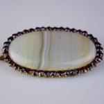 Stříbrná brož s achátem a českými granáty Stříbrná brož s achátem a českými granáty