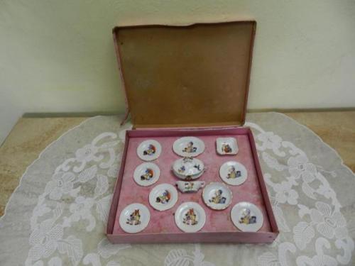 Dětské nádobí, sada - Victoria, Stará Role, 1919 Dětské nádobí, sada - Victoria, Stará Role, 1919