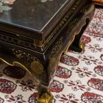 Starožitný čínský lakovaný stolek s kamennou intar Starožitný čínský lakovaný stolek s kamennou intar