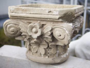 Květináč ve tvaru korintské hlavice Květináč ve tvaru korintské hlavice