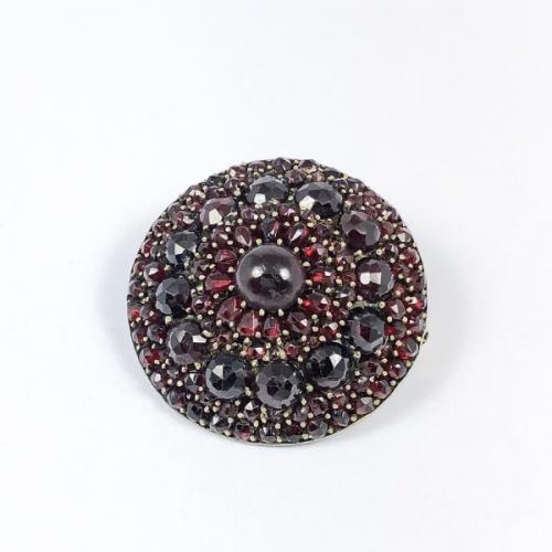 Granátová brož Granátová brož